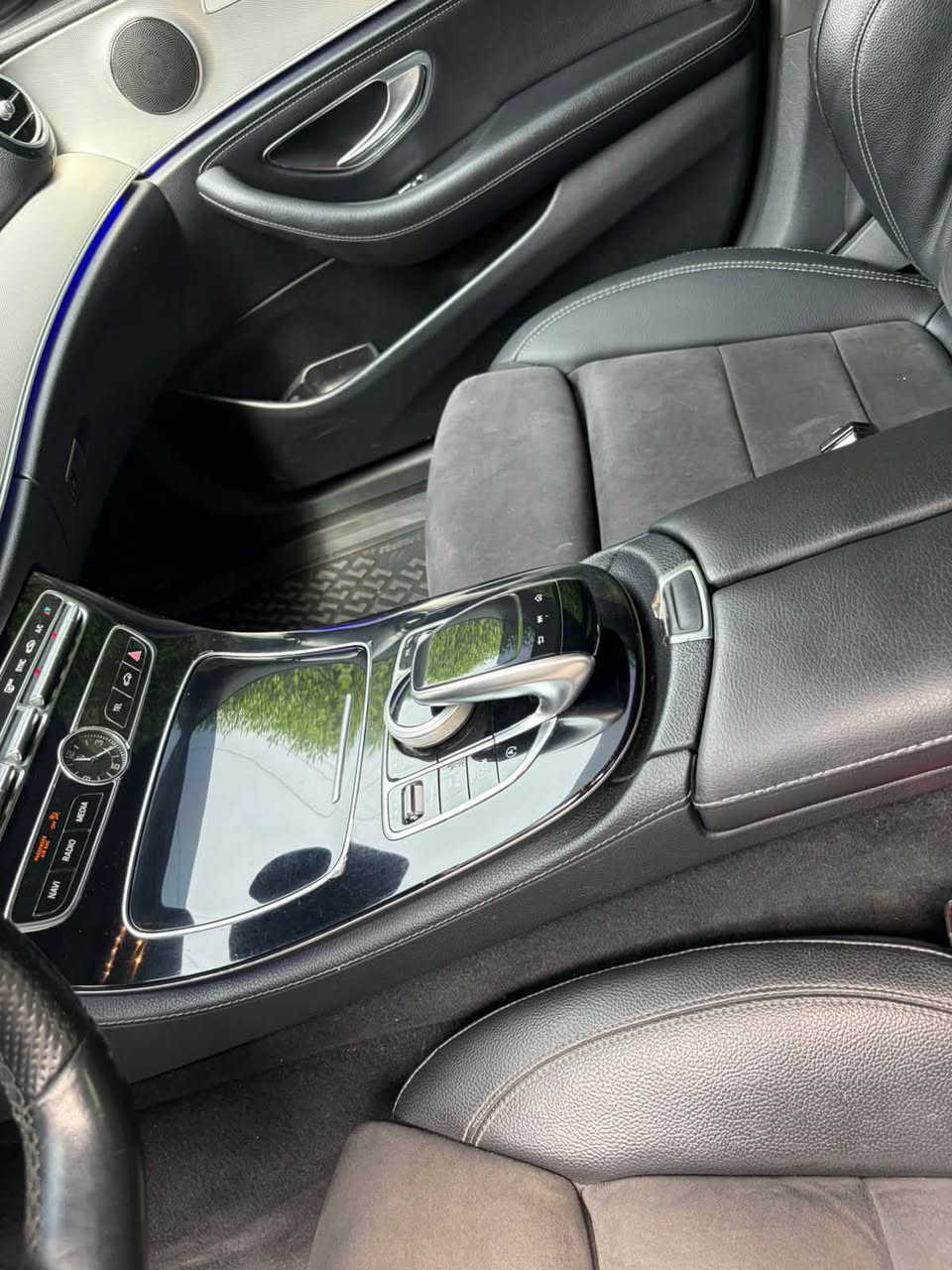 مرسيدس بينز
E class 200

موديل 2018

ماشيه 120

الماني  وكالة بدون حادث مكفوله 

رقم دهوك باسمي 
مع باج تضليل لغاية ٢٠٢٧
 سونار موجود بلمنشور 
الاستفسار 
***********
مكان السياره بغداد المنصور  او العرصات 
السعر المطلوب 
27500$
