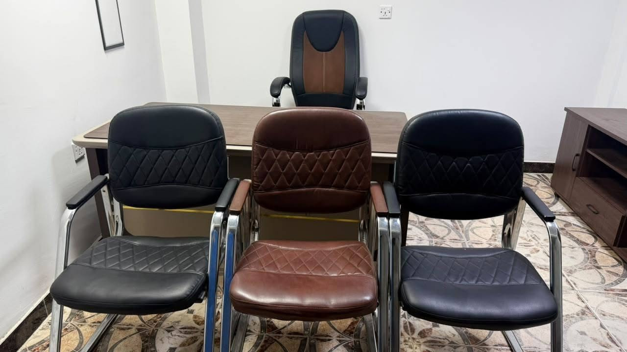 السلام عليكم 
للبيع 
يوجد ميز مستعمل نضيف للبيع السعر 40الف بي مجال 
+كراسي ثلاث جديدة سعر الكرسي الواحد 40الف بي مجال 
+ميز مكتبي مع ملحق صغير وملحق كبير مستخدم فترة قصيرة السعر 250الف بي مجال 
+كرسي مكتبي جديد مستعمل فترة قصيرة سعر 75الف بي مجال 
الاستفسار الاتصال على 
***********
***********
يتوفر وتساب
