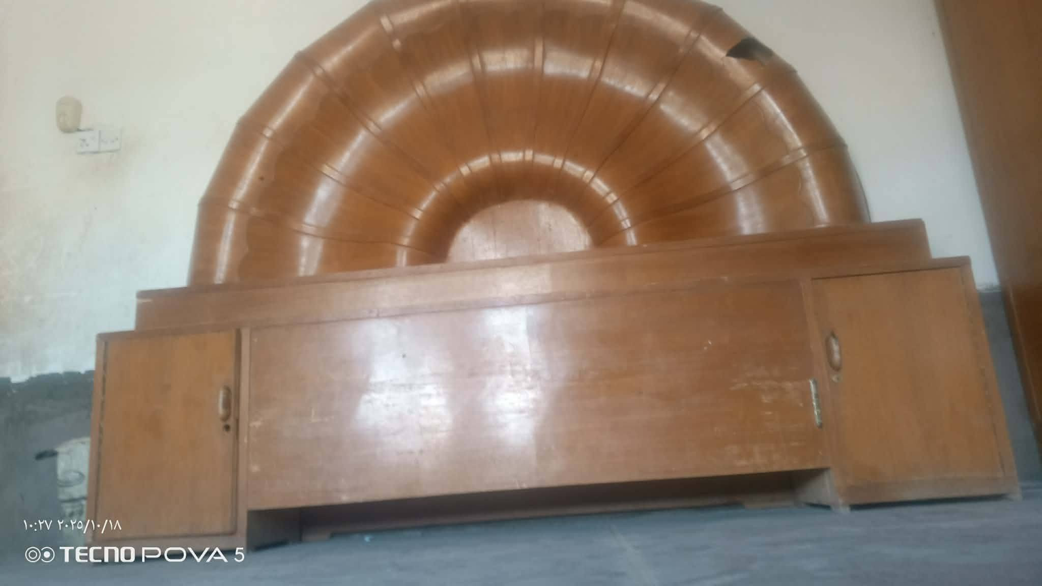 للبيع غرفه خشاب نقص جربايه  السعر ٣٠٠ وبيها مجال العنوان الديوانية المركز *********** مع بوفيه

نص مكتوب في الصور:
- ١٠:٢٦ ٢٠٢٥/١٠/١٨
- TECNO POVA 5
- ١٠:٢٥ ٢٠٢٥/١٠/١٨
- ١٠:٢٧ ٢٠٢٥/١٠/١٨
