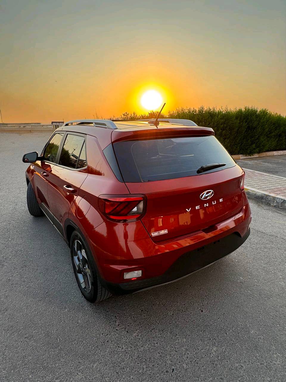 🚗 للبيع: هيونداي فينو (Hyundai Venue) موديل 2023 - فول مواصفات 🚗
سيارة قمة بالنظافة، اقتصادية جداً، ومجهزة بجميع مواصفات الراحة والأمان، جاهزة للاستخدام والتحويل المباشر.
أبرز المواصفات:
الموديل واللون: 2023 - أحمر مميز.
المحرك والقير: 4 سلندر سعة 1.6L اقتصادي جداً مع قير أوتوماتيك ناعم.
الشاشة والتقنيات: شاشة وسطية تدعم آبل كاربلاي وأندرويد أوتو + عدادات ديجيتال بالكامل.
المقصورة: مقاعد جلد وقماش مميزة بحالة الممتاز.
أنظمة الأمان: تنبيه النقطة العمياء، نظام كشف المسار، مانع تصادم، وكاميرا خلفية مع خطوط توجيهية.
الإضافات: تشغيل بصمة، دخول ذكي، ويل أوفر 17 إنش، سكك سقف، ومثبت سرعة.
الحالة والضرر:
صبغ بنيد فقط (حادث سطحي بسيط).
كفالة شاصي، لغود، وأيرباجات سليمة.
بشرط الفحص (مكينة، قير، كهرائيات).
السعر والتواصل:
السعر المطلوب: 130 ورقة ($13٫000) - وفيها مجال بسيط للجادين بعد المعاينة.
كفالة رقم 15 ورقة.
المكان: [اربيل]
للتواصل: [***********] / يتوفر واتساب.