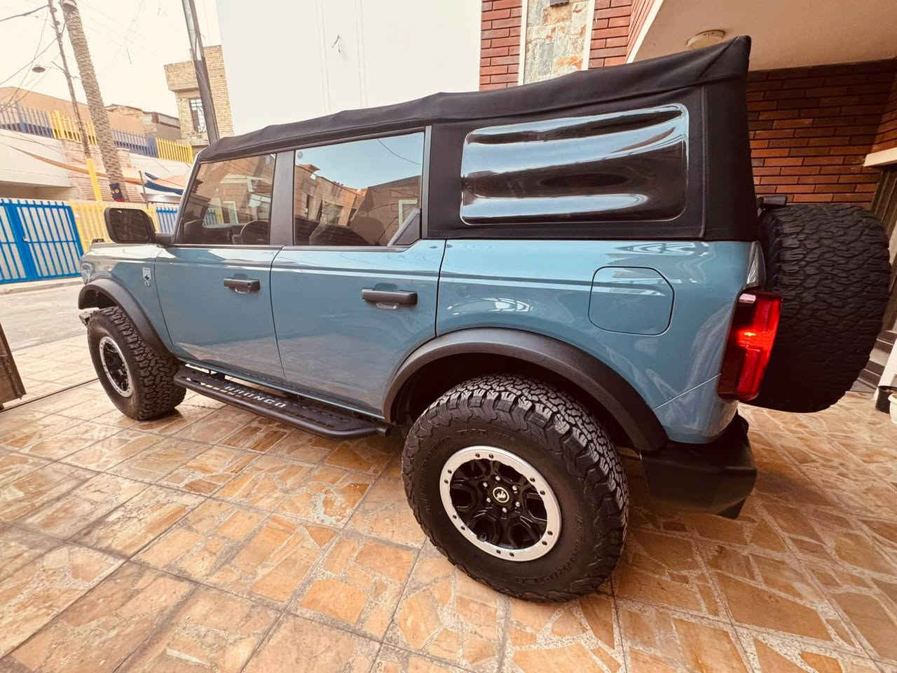 للبيع | Ford Bronco 2022 Big Bend

الموديل: 2022 Big Bend
السعر: 269 ورقة وقابل للتفاوض
العنوان: الدورة – شارع أبو طيارة
للاستفسار: ***********

رقم أربيل الجديد وباسمي شخصياً
فحص وهزة جاهزة

عداد 45000 ميل فقط

محرك V6 سعة 2.7L Turbo بقوة 330 حصان
نظام دفع رباعي 4x4 مجهز للطرق الوعرة
G.O.A.T. Modes لمختلف أنواع التضاريس
سقف متحرك Removable Top
جنوط 17 إنش مع إطارات Off-Road
شاشة 8 إنش SYNC 4
Apple CarPlay & Android Auto
كاميرا خلفية وأنظمة أمان متقدمة
مقصورة رحبة وتصميم عملي وعصري

Ford Bronco ليست مجرد سيارة SUV، بل سيارة مصممة للمغامرة والقوة والطرق الصعبة، مع المحافظة على الراحة والاستخدام اليومي.

سيارة مميزة بحالتها ومواصفاتها، والفرصة مناسبة للجادين.

للمشاهدة والفحص، السيارة جاهزة. بغداد, العراق
