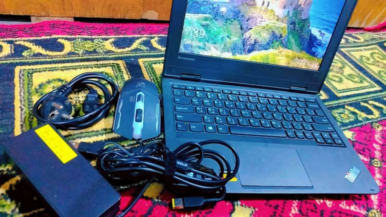 للبيع 
مكان قرية الحساوية
***********

هذا الجهاز هو Lenovo ThinkPad 11e (أو إحدى فئات Yoga/Chromebook المقاربة له)، وهو لابتوب مصمم بالأساس للطلاب والاستخدامات الميدانية أو اليومية الخفيفة، ويتميز بهيكل قوي ومقاوم للصدمات.
​تأتي مواصفات هذا الإصدار عادةً كالتالي:
​المواصفات الأساسية
​الشاشة: 11.6 بوصة بدقة HD (1366 \times 768).
​المعالج (CPU): غالباً ما يأتي بمعالجات موفرة للطاقة مثل Intel Celeron أو Intel Pentium (وفي بعض الإصدارات Core i3/Core M حسب الجيل).
​الذاكرة العشوائية (RAM): 4 جيجابايت DDR3 أو DDR4 (في أغلب النسخ).
​التخزين: هارد SSD بسعة 128 جيجابايت أو 500 جيجابايت HDD.
​معالج الرسم (كارت الشاشة): مدمج Intel HD Graphics.
​نظام التشغيل: Windows 10 Pro أو Windows 8.1.
​المنافذ والتوصيل
​منافذ USB 3.0 / USB 2.0.
​منفذ HDMI لتوصيل شاشة خارجية.
​منفذ شبكة Ethernet (RJ-45) ومخرج للصوت (سماعات/ميكروفون).
​قارئ بطاقات ذاكرة (SD Card).
​كاميرا ويب بدقة 720p HD.
​ملاحظة: الجهاز ممتاز للتصفح، كتابة التقارير، مشاهدة الفيديوهات، والمهام المكتبية الخفيفة، ولكنه غير مخصص للألعاب الثقيلة أو برامج المونتاج الضخمة.
