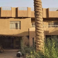 بيت للبيع في السيدية خلف جامع بلاط الشهداء قريب من الشارع الخدمي للطري...