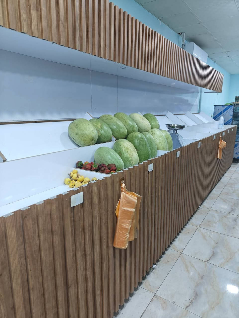 للبيع: عارضة خضار وفواكه ديكور (مستخدمة بحالة ممتازة جداً / شبه جديدة) 🍉🍊
القياسات: طول 6 متر × ارتفاع 2 متر × عمق 60 سم.
الهيكل: حديد ثقيل ومتين جداً (4×4 سم) يتحمل الأوزان العالية.
الرفوف: مقسمة إلى 14 رف خشبي (MDF ميلامين) معزول ومقاوم للرطوبة.
الواجهة: تكسية ديكورية فاخرة من شرائح بديل الخشب (PVC) المقاوم للماء.
الإضاءة: مزودة بإضاءة LED مخفية في السقف العلوي لإبراز البضاعة.
الحالة: نظيفة جداً وبحالة ممتازة وجاهزة للاستخدام المباشر.
📍 السعر: 3,000,000 دينار عراقي.
📞 للتواصل والاستفسار: ***********
