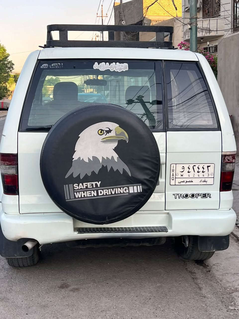 النوع: Isuzu Trooper
* المحرك: 6 سلندر V6
* السعة: إذا هي 3.5، فالمحرك 6VE1 سعة 3.5 لتر بقوة حوالي 215 حصان وعزم 310 نيوتن.م. 
* الممشى: 200,000 كم حسب كلامك
* التبريد: شغال
* المكيف:شغال وتبريده حلو 
* المحرك: شغال
* القير: شغال
* الكهربائيات: كلها شغالة
* البودي: صبغ عام
* اللون: أبيض
* الإطارات: الظاهر بالصورة موجودة وبحالة مقبولة، لك
السياره موديل 2002
السعر ٧٠ وبيهاا مجال قليل 
***********
