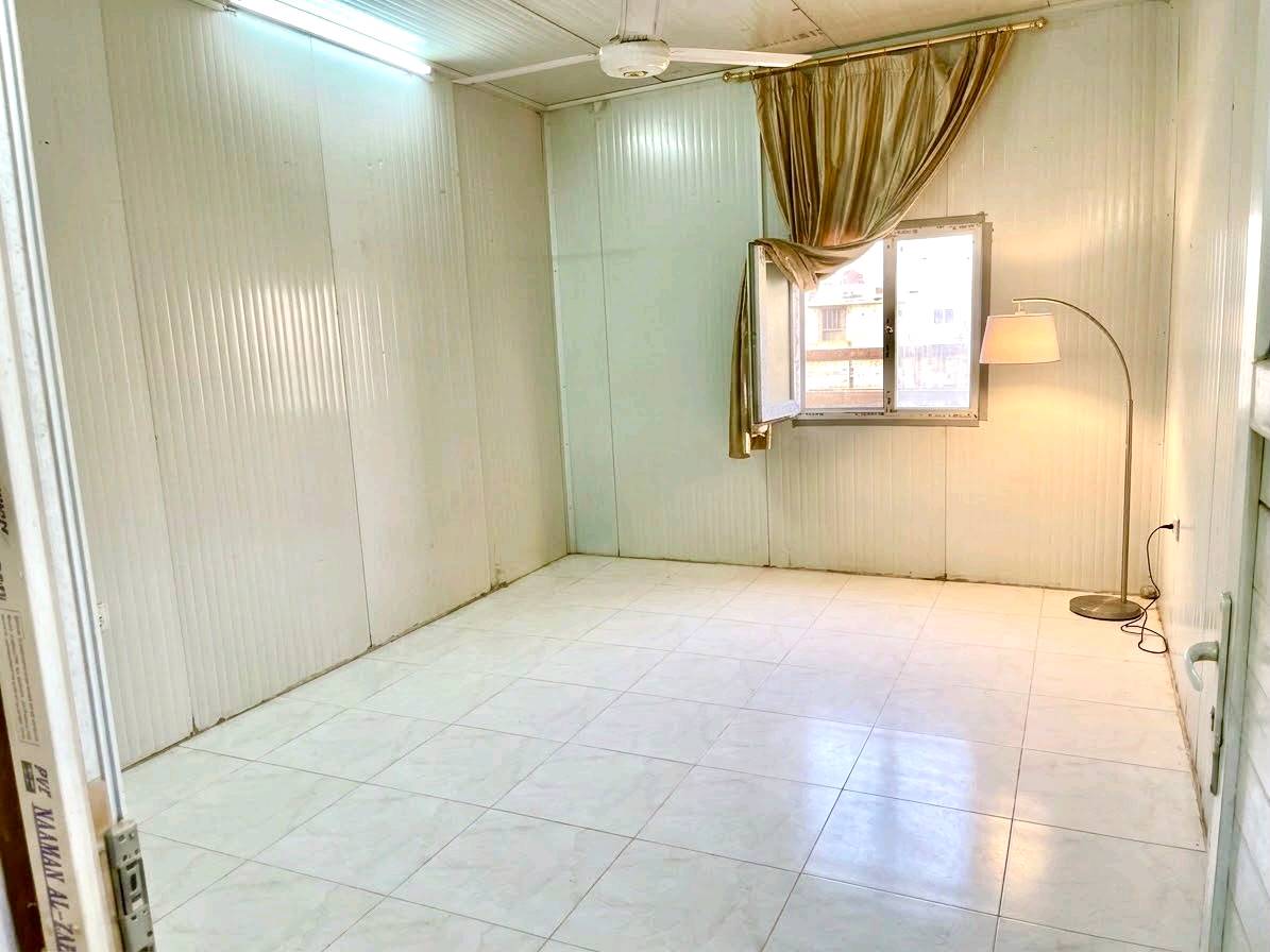 مساحة 108 متر واجهة 5.4 ونزال 20 بي 3 غرف حمام 2 صاله ضيوف وطرمة كبيرة 
مكانة راقي وهادئ بالدورة حي الاثوريين سعره 370 مليون وبي مجال