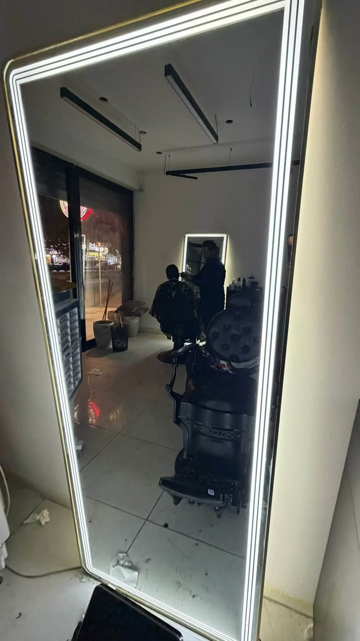 مرايات عدد 2 للبيع
ارتفاع 2 متر 

عرض 90سم

دزاين تركي درجه اولى 

وحده بيها فطر بسيط مماثر ولا مبين موضح في الصوره

ثنينهن ب350الف وبيهن مجال حق الجيه 

كربلاء _سيف سعد 

***********
