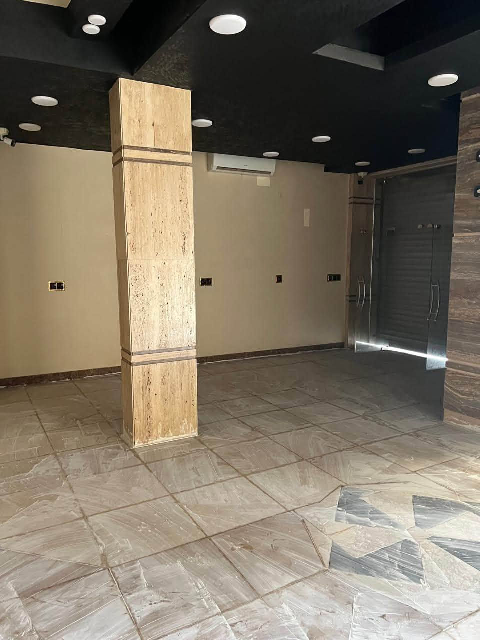 📢 بناية 4 طوابق للايجار - مجمع تجاري متكامل 📢
حسين للعقارات - ***********

مواصفات البناية:
 •  المساحة: 100م² - الواجهة: 10 متر
 •  الطوابق: 4 طوابق + سطح + تشجير خارجي 200م²
 •  الموقع: حي دجلة الطابو "گرارة" - نزلة مجسر الرابط بين اسيا ودجلة

المميزات اللي تبيع البناية:
 1.   واجهة استثمارية: نافورة ضوئية كبيرة + حديقة + ارضية مقرنص + انارة عواميد ليزرية  
    الخارجي يصلح مأكولات ومرطبات وكافتريا
 2.   داخل البناية فندقي: 
  ○  مصعد بانوراما
  ○  ابواب كهربائية "كبنكات"
  ○  شاشة عرض كبيرة + كرة ضوئية + ديكور هلالين
  ○  سبالت گري انفيرتر كل الطوابق
  ○  ارضيات مرمر نقش + صبغ جوتن + ديكور سقوف
  ○  منظومة كامرات + مطافئ حريق
 3.   جاهزة 100% للتشغيل:
  ○  طابق كامل مصمم ملابس وكوزمتك - رفوف + مدرجات + تغليف خشب جاهز
  ○  رفوف كرزات + حاويات بقوليات خشب مطعم بالزجاج
  ○  صحيات + مخزن بكل طابق + مطبخ + منام عمال بالسطح
  ○  الطوابق مفتوحة تصلح: مجمع تجاري، مول، مطعم، عيادات

تصلح لـ:
مجمع تجاري متكامل / مول / مطعم ومقاهي / بناية طبية / معارض / شركات

الاستلام: فوري  
للجادين فقط - المعاينة متاحة يومياً  
حسين للعقارات - ***********
