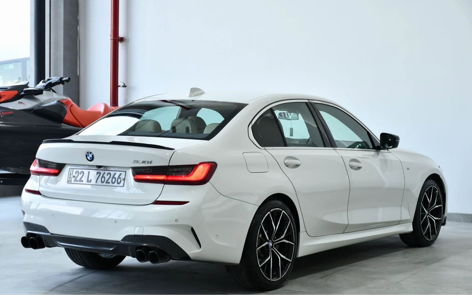 موديل 2021 - الشكل القديم BMW 330i
• داخلية بيضاء بلادي
• دفع خلفي RWD
• ماشية 60,000 ميل
• مكينة + كير شرط
• شاشة كبيرة + عدادات إلكترونية
• فول تحكمات
• ستيرن هيتر )
• ستيرن راجع سست
• ضررها كلش بسيط جاملغ تبديل + حافة البوند فقط تعديل 
• بدون قطرة صبغ بدون دواخل ايرباك ستيرن وراجع سستم 
• عليها إضافات: ديفيوزر + حلوك صالنصات
• عليها ويالة M
***********واتساب أربيل, العراق
