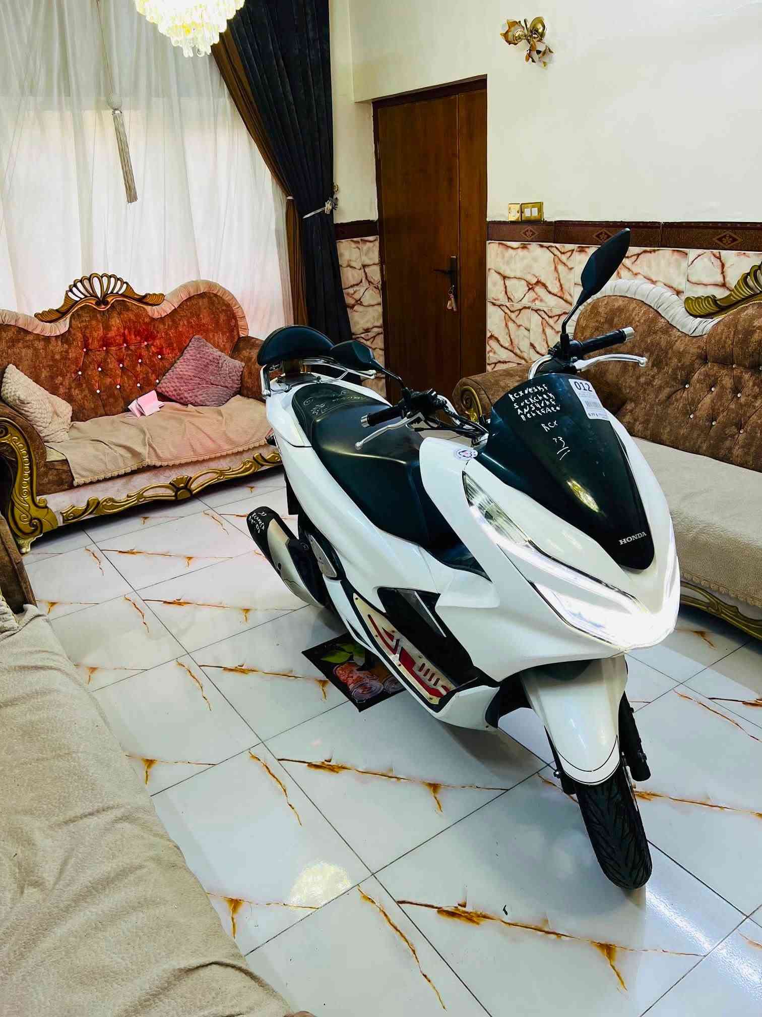 السلام عليكم دراجه pcx جيل الثالث ياباني  مكينه 150  دراجه مكفوله كفاله عامه مال رمبه حساس ازدحام حساس ستان تتدفئة بل يدات لد أمام لد خلفي مكينه برغي ممفتوح بيه شلعه معدل فول مال جناي دراجه تتعب تكول جديده ماشيه 27 حقيقي على ايدي كتلوكات الرمبه بيه السعر مليون 950 وبيه مجال العنوان بغداد الهاتف *********** اتصل وبيك خير ودلل
