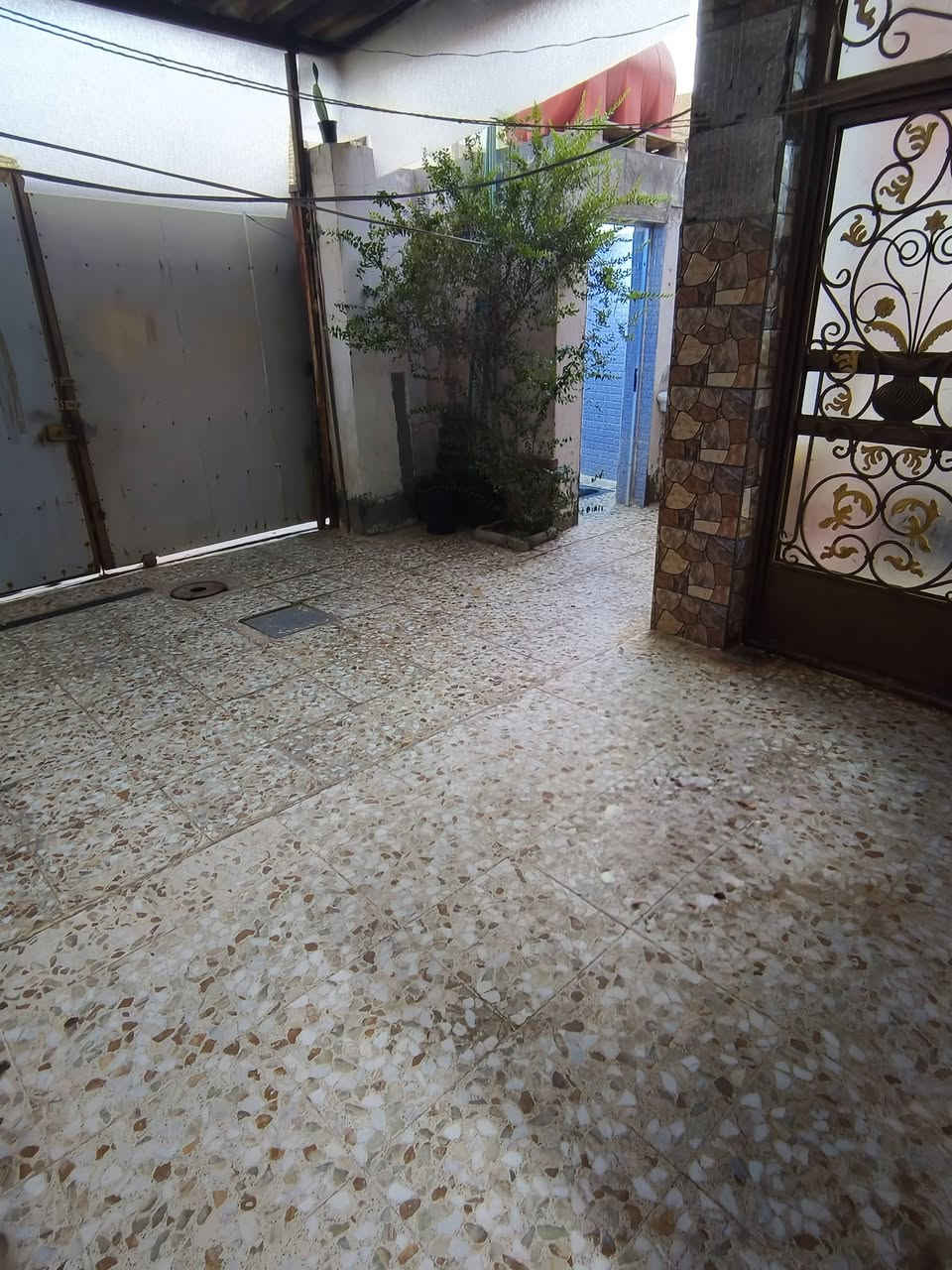 #الديوانية #للبيع بيت للبيع المساحة 150m وجهيتة 7.5 العنوان الديوانية حي العسكري الرابع قرب مدرسة العراق السعر85 
يحتوي على صالة وبرانية ومطبخ وحمام2 دخلي وخارجي وصحيات ومنور2 وغرفة1 والارضية كاشي وخدمات كاملة ماي وكهرباء والشوارع امبلطة وعريض وارصفة الاستفسار رقم الواتساب ***********

