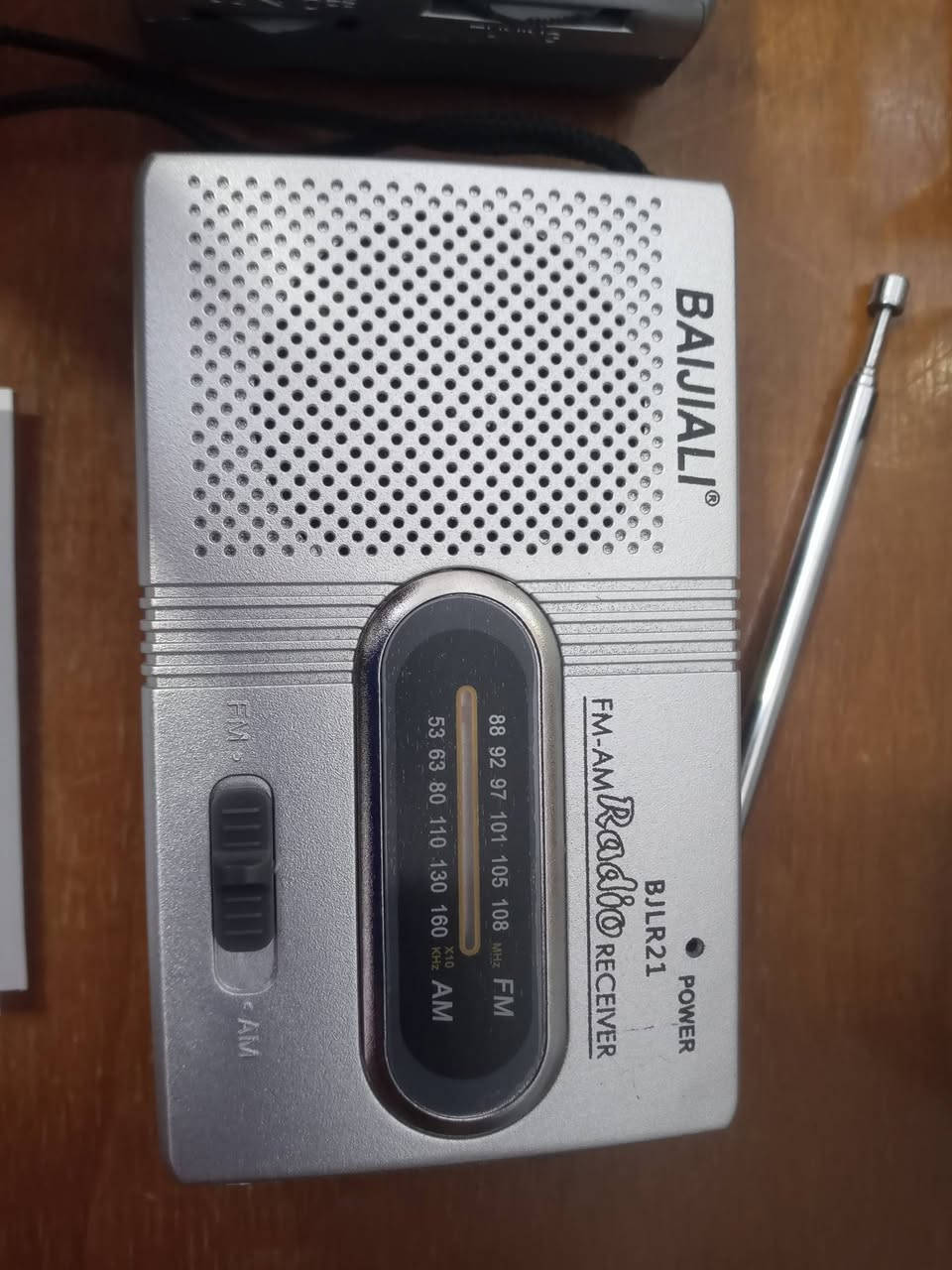 السلام عليكم ورحمه الله وبركاته متاح راديوات صغار محمولات مال جيب موجتين FM.....AM ومنفذ سماعة
أذن صوت قوي و واضح وسحب ممتاز جداً جديد غير مستخدم صناعة صيني قديم مخزن ومصدر الى أوربا 
جداً عملي وممتاز وحجمه سلم يوجد فقط قطعتين منه 
لون سلفري سعر القطعتين (25)الف فقط ويوجد توصيل جميع محافظات العراق الاستفسار *********** 💯
