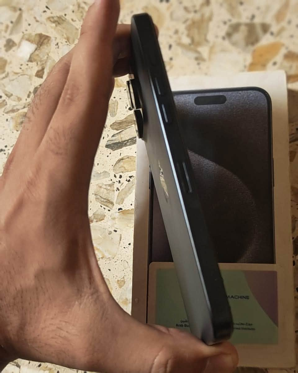 📱 للبيع: آيفون 15 برو ماكس (iPhone 15 Pro Max)
الموديل: ماستر / نسخة الشرق الأوسط (AA/A)
 السعة: 256 جيجابايت
 اللون: تيتانيوم أزرق (Blue Titanium)
 حالة البطارية: 83% (أصلية)
 الملحقات: الكارتونة الأصلية + كافرات حماية
تفاصيل الجهاز:
الجهاز نظيف جداً وخالي من النواقص، وجاهز للاستخدام الفوري بدون أي مشاكل.
 المكان: بغداد - الزعفرانية
 السعر: 1,050,000 دينار عراقي (مليون و50 ألف) - قابل للتفاوض البسيط للجادين
للتواصل والاستفسار يُرجى المراسلة على الخاص أو الاتصال.***********
