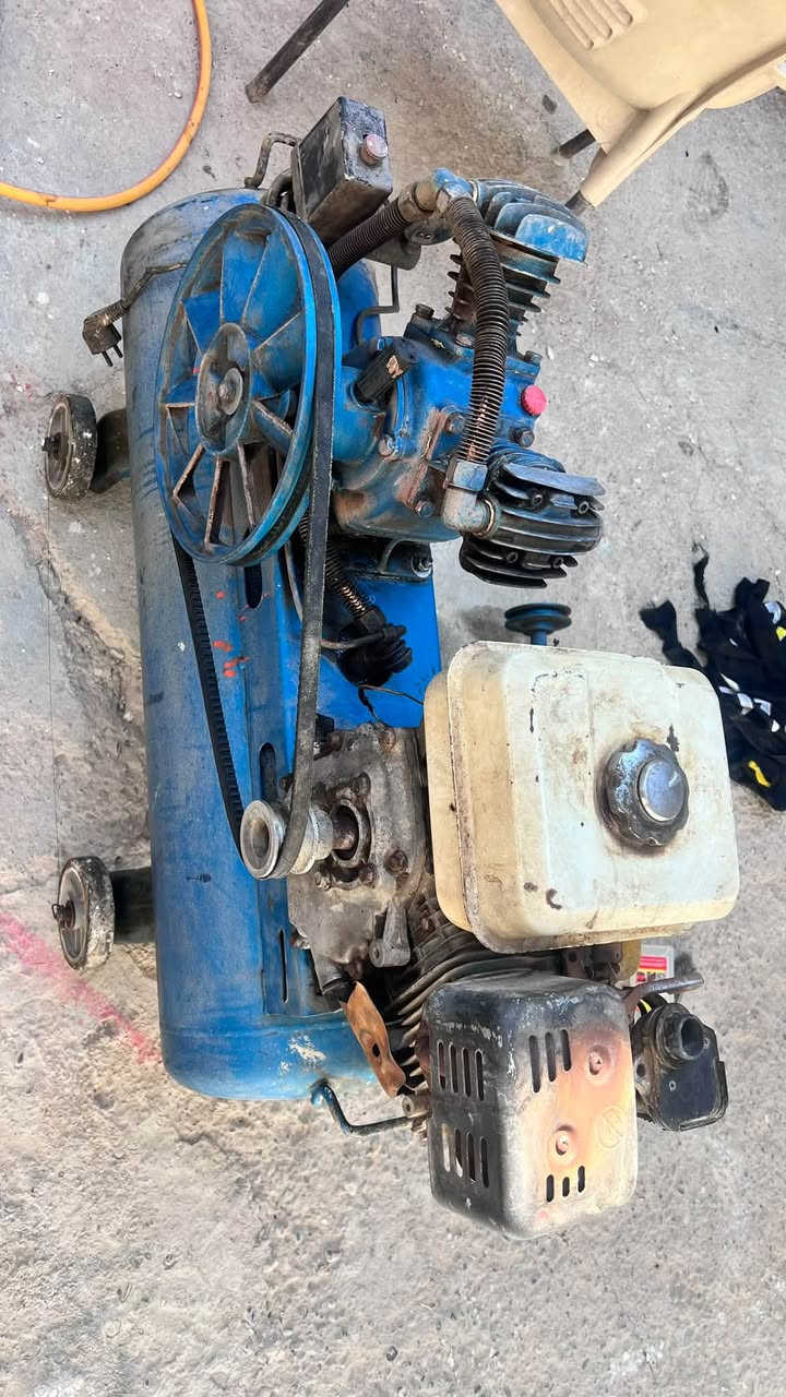 كمبريسر للبيع
يشتغل ع بانزين 
ويشتغل ع كهرباء 

‭***********‬

