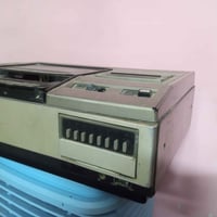 فديو كاسيت ناشيونال قديم شغال بس يرادله تنظيف عليه تراب لان متروك فتره...
