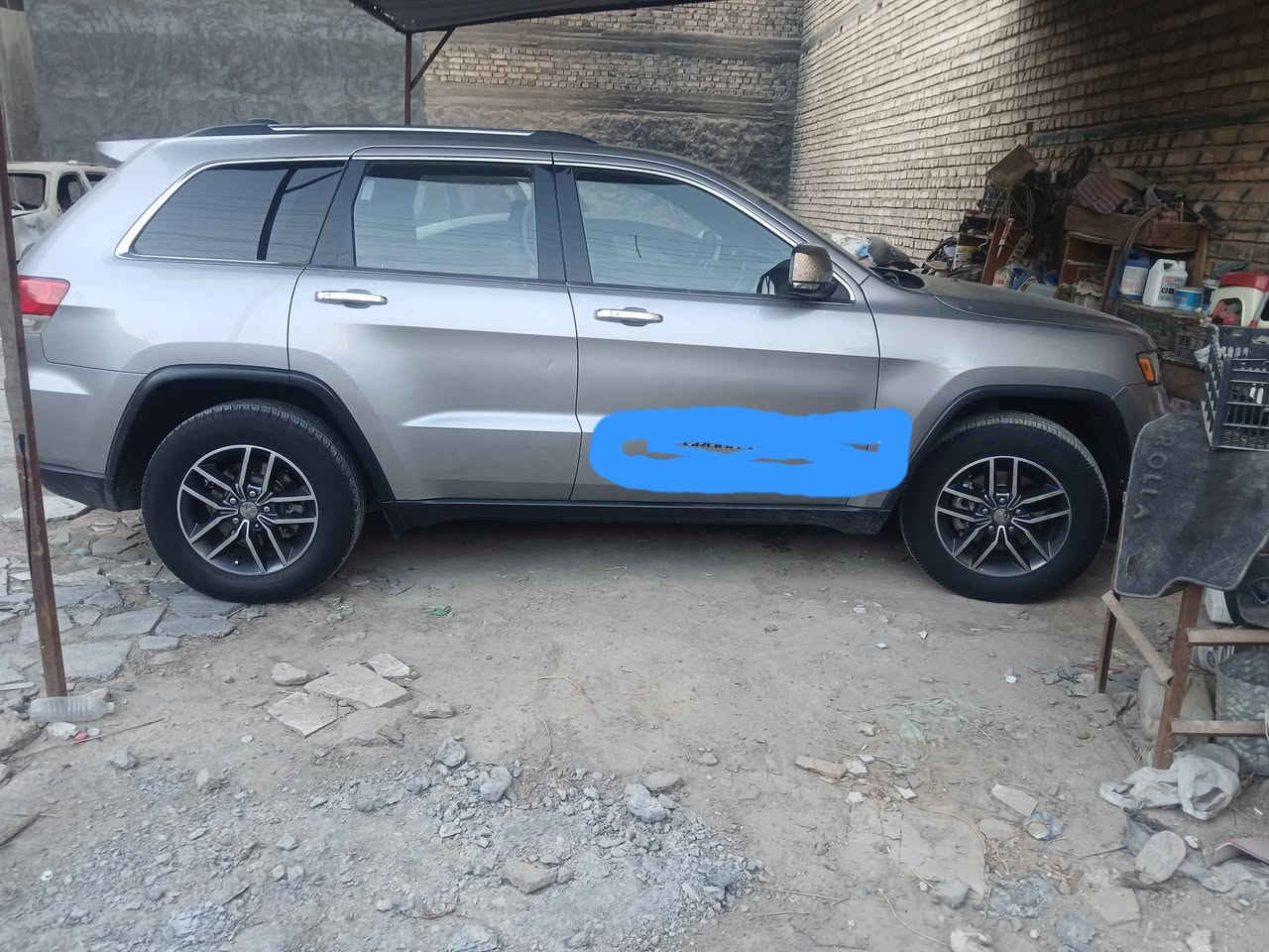 السلام عليكم بيع مستعجل جيب ١٧ فول مواصفات بأسمي بغداد حادثها بأمريكا بدون ايرباك جاملغ وطرف البنيد بجم بلادي وبالعراق بيها صبغ ع كد الشخط مثل ماشر بالصور السيارة جاهزة من كلشي ولا كلوب مشتغل بالدشبول السعر ب١٦٨ قفل قفل والي يحب يجي ويفحص. 
اتصال *********** بغداد زعفرانية
