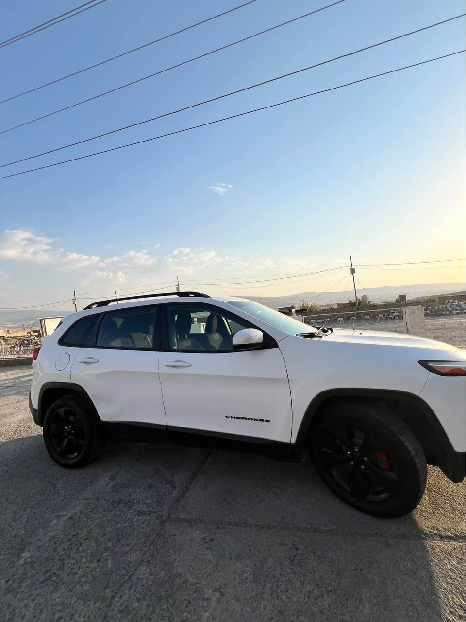 Jeep Cherokee 2018
 مۆدێل: 2018
 رۆیشتن : 80,000 مایل
 گێر و مەکینە بەشەرت
 سەیارەکە سبوخ 
سەیارەی بلند ژێر و بنی بە کامل چاککراوەتەوە، تەق و ڕەقەی بەشەرت
 بەناوی خۆمەوەیە، تحویل و غەرامە بەشەرت
 نرخ: 98 وەرەقە (کەمێک مەجالی تێدایە)
 ژمارەی پەیوەندی: *********** سوران, أربيل
