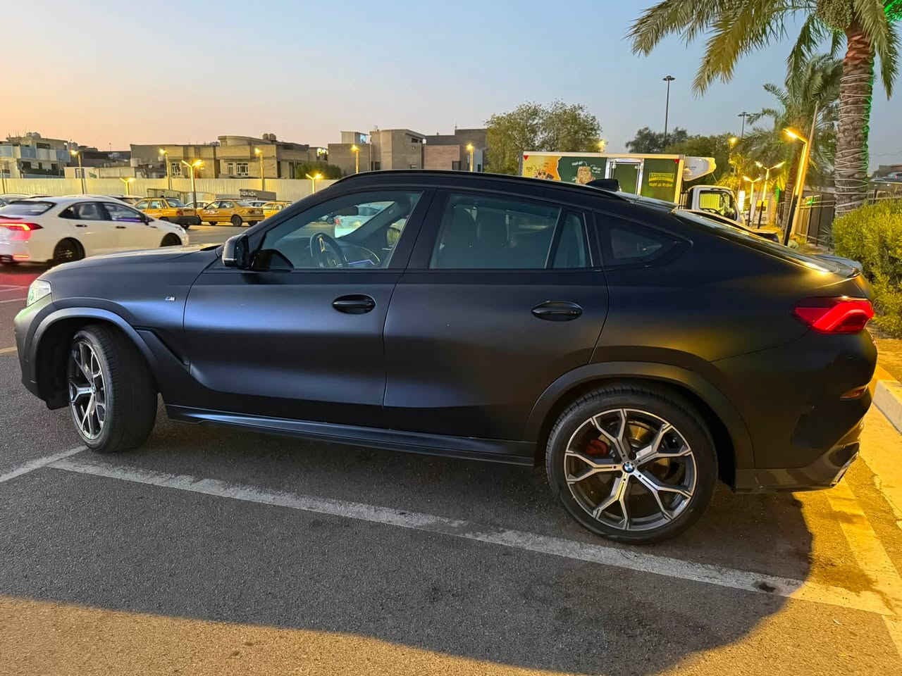 BMW X6 2022 xDrive 40i
خليجي
125.000km
M Package
مغلفة اسود طافي PPF

مواصفات:
- بانوراما
- بيبان شفط
- داخل لد متغير الوان
- حساسات 360
- اوتو بارك
- انارة خارجية متحركة
- اوتو هولد
- ⁠نظام ايمائات
- بردات خلفية

وبيها بعد هواي مواصفات

رقم اربيل تحويل ثاني يوم
سعرها 54.000$ وبيها مجال بسيط

***********
