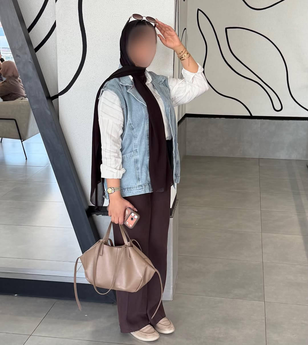 ⁨	شوفولي الجمال توفر ڤيست جينز متوفر بـ 6 الوان 🌚🫶🏻
قياس فري سايز يلبس 38-40-42-44-46
طول الڤيست 75 سم 
الكيلوت متوفر بـ 3 الوان 🤎🤍💙
طول الكيلوت 105 سم 
للطلب التواصل واتساب او دايركت ✅⁩
