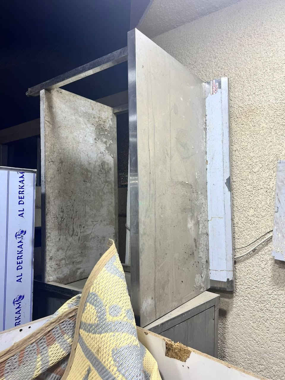 السلام عليكم غراض مطعم للبيع شلع او كل قطعه وحدها استخدام 4 شهور فرن بيتزا بيبي+ ميوزة سل ستيل عدد 2+ طباخ ايطالي 5 عيون + دكت عرض مترين وملحق 6 امتار+ عارضه مقبلات+ ميوزة طعام عدد 3 مع كراسي+ فرن كومبير جديد ما مستعمل+ مجمده + عارضتين + رفوف + ميز كاشير متروكات صار شهر وعليهن ترتب تستلمه نضيف اخو الجديد العنوان بغداد موجود توصيل للتواصل ***********
