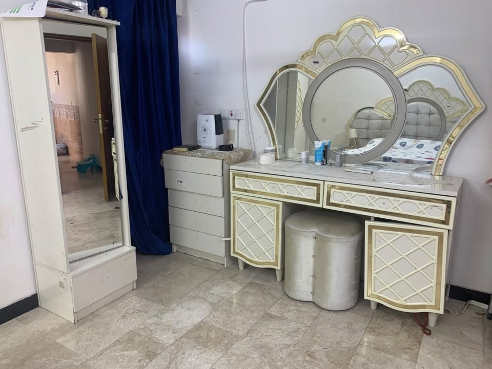 السلام عليكم
اغراض بيت للبيع
غرفة نوم 9 قطع ملكية خشب دبل صبغ حراري ضد الخدش نوع ثقيل  السعر 550

تخم ديوان 10 مقاعد نضيف اسفنج الظهر والمقعد بحالة جيدة السعر 150

ميز بلازما السعر 75
مكاني بغداد - حي الخضراء

السعر بي مجال 

***********
