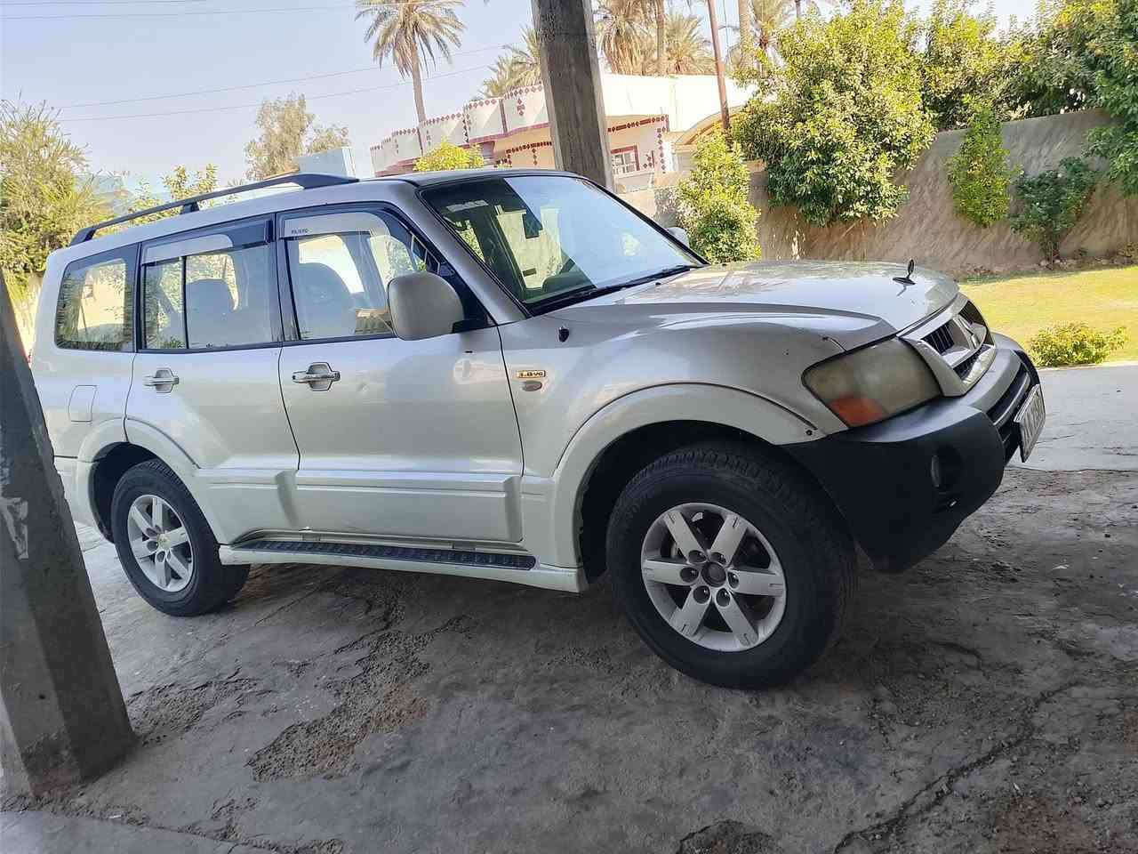 باجيرو موديل 2006
سنويه جديده لل 29
مكينه حجم 3800
فتحه سقفيه
تبريد 3قطع 
سياره بلاديه 
رقم سيلمانيا بسمي 
تخم تاير 
فور ويل
7راكب 
ه‍ ***********
ه‍***********
