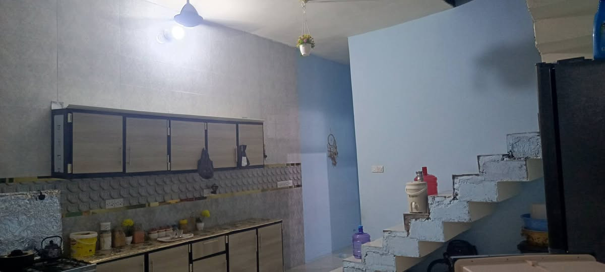بيت زراعي للبيع 100متر 5×20 في الجزء الثالث طابق واحد قريب عل جامع المدينة المنورة السعر 45اوبي مجال الاتصال عل الرقم ***********

