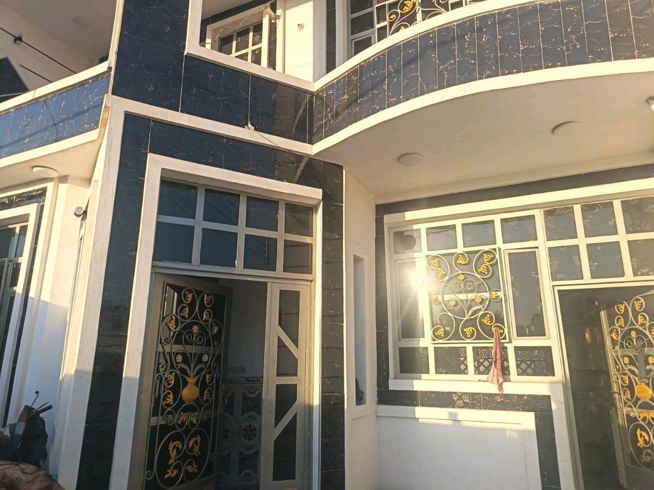 السلام عليكم بيت للبيع  المساحه 175متر وجه ثمانية ونص ونزال عشرين  طابقين ثلاث غرف نوم وصالتين   ومناور عدد اثنين البيت على ساحة   مع حديقة نافذ على شارع الاربعين العنوان الفلوجة حي الشهداء  منطقه ال19  قرب اسواق ابو عبدالله السعر 140مليون للااستفسار اكثر الاتصال على صاحب البيت ***********