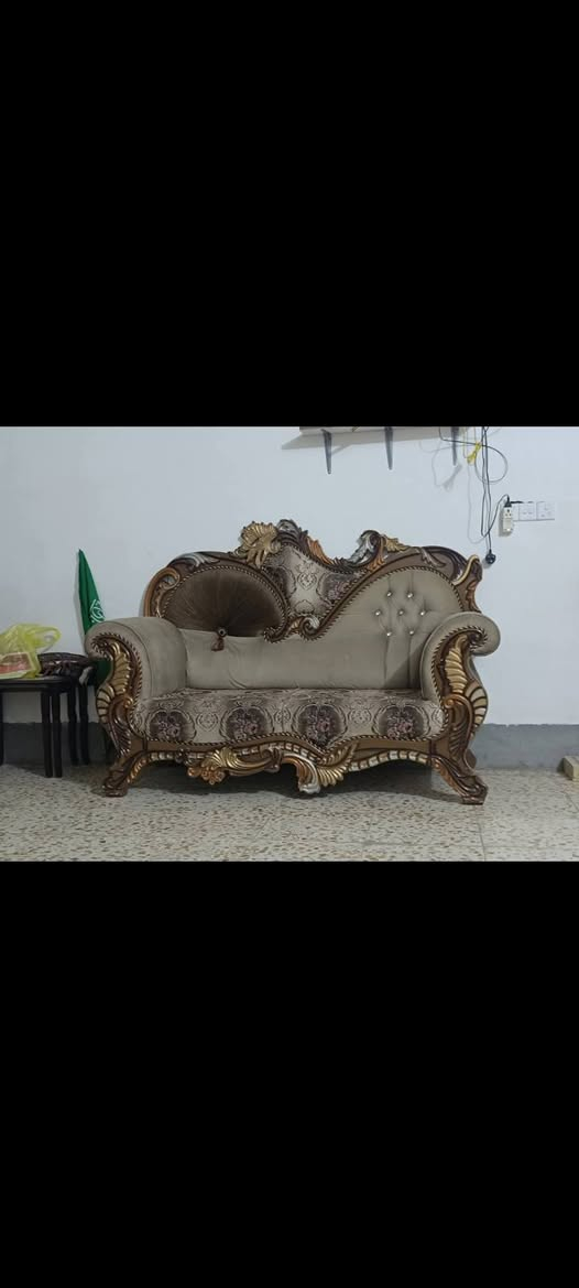تخم صالة خشب عراقي 5 قطع نوعيه جيدة ونضيف
السعر 450 الف وبي مجال 
الاستفسار الاتصال على ***********
