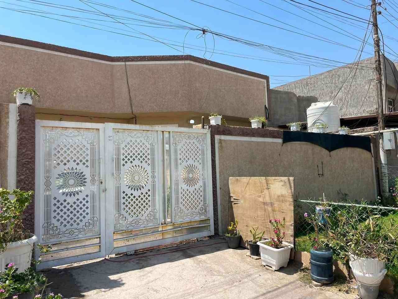 السلام عليكم اخوان  عندي بيت للإيجار الموقع حي العسكري شارع الكرينات مساحه 250؟يحتوي ع صاله وهول  وغرفتين نوم ومطبخ  بيت جديد وكلش نضيف  الاستفسار على هذا الرقم ***********
