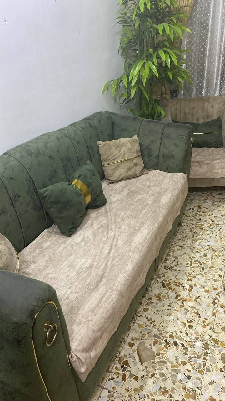 مساء الخير عندي غراض للبيع ثلاجه 225 والتخم ب200 والثلاجه الصغيره ب 60 واي استفسار اتصلوا ع الرقم ***********
