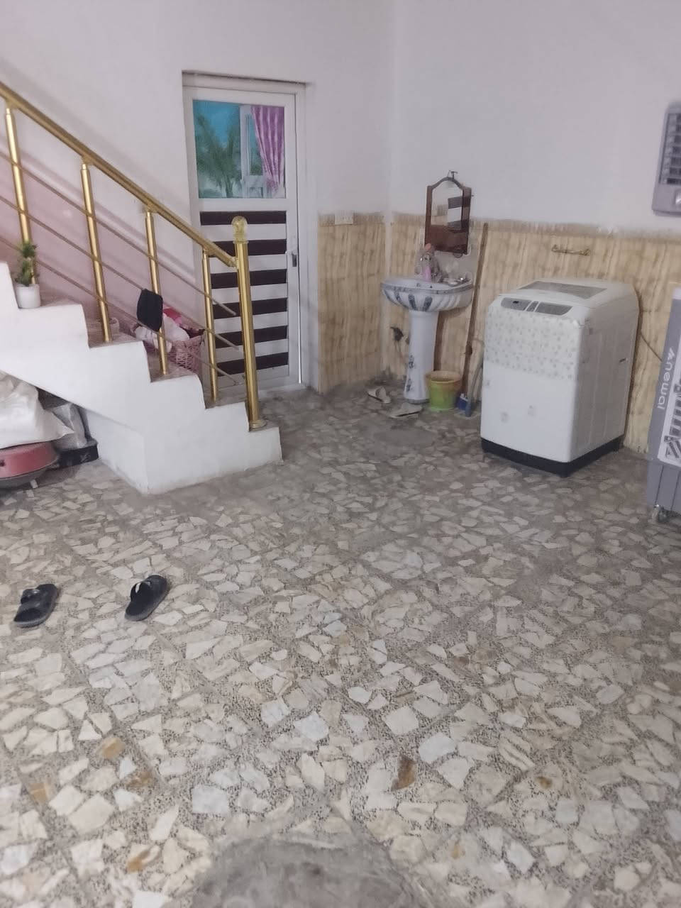 بيت للبيع بشارع المطار القديم مقابيل الجامع الذهبي قرب مدرست الجنائن 100متر مربعه اساس صب سقف صب بناءبلوك طفيلي كاشي درجه وله وسيراميك كله سقوف ثانيويه بي 3غرف وحده جوه وثنين فوك واستقبال وصاله ومطبخ وحمام جوه وحمام فوك وحمام خرجي البيت شغل درجه ولوه وكامل مرقم ومشمول بل تطويب قرار 25 ابيت قريب عل شارع يعني يبعد 200متر عن الشارع المطار القديم سعره 38وبيه مجال رقمي ***********

