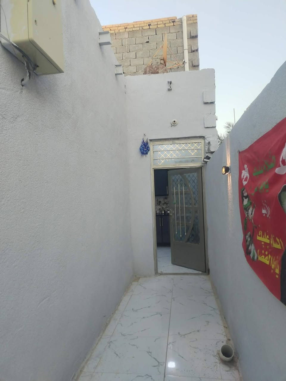 بيت للبيع مساحه 100عقد 35 يحتوي على غرفه صاله هول مطبخ صحيات  بناء جديد  عنوان كرادة قرب جامع فتح المبين  سعر 35وبي مجال ***********
