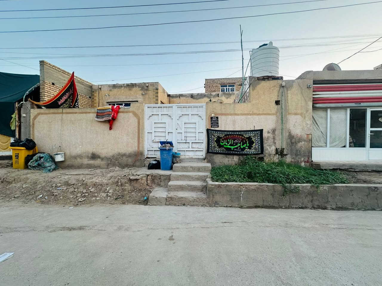 دار سكن للبيع 📍حي السيدة زينب
📍 مقابيل المجمع الطابو
* المساحة البناء : 300م 
*بناء الدار 200م: +100قطعة
* غرفة نوم عددد ٢
* صالة
* استقبال
* مطبخ
* صحيات داخلية وخارجية
مكتب النجيماوي📍موقع المكتب حي المعلمين 
مقابيل مطعم كوخ السلطان 
***********
