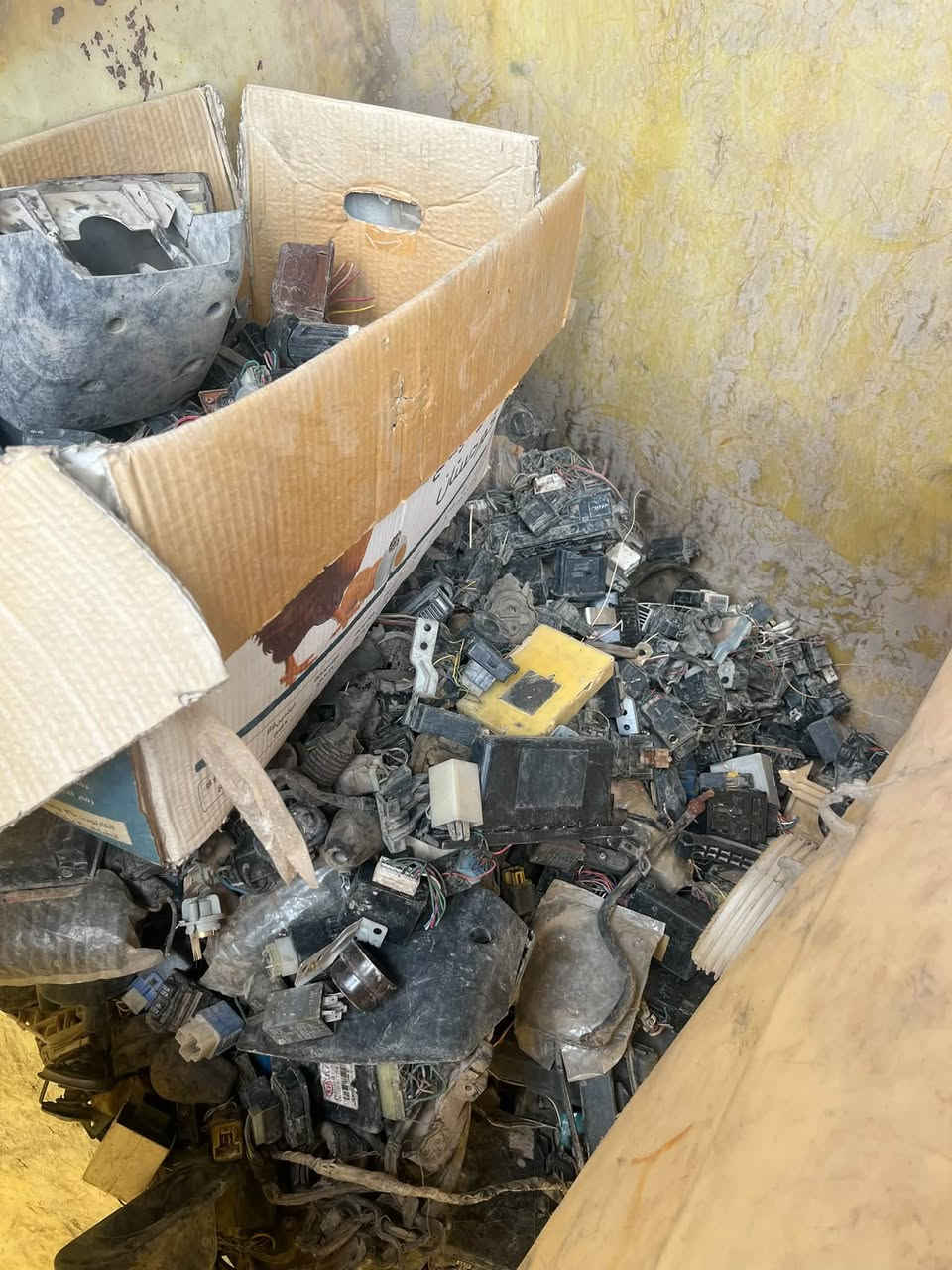 سلام عليكم مجموعه غراض بكلايت ومازدات وسكنات ومري وكتفات ودشبول مال كيه سيفيه بكلايت ومازدات بيهن كوري وياباني وامريكي جميع انواع سيارات قديم مكان ابو غريب غراض ابيعهن شلع ابيع قطعه على 5. رقم هاتف *********** اسيا***********

