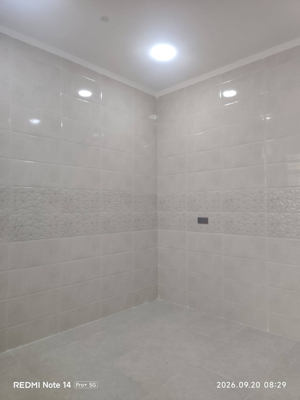 بيت للبيع 145 متر - بناء حديث 🏠الموقع: الجزيرة الثالثة - اليوبه- شارع الرحمة.الشارع: عريض (٨ متر).نوع السند: زراعي صرف سند 25.البيت يحتوي على:غرفتين نوم.ديوانية للخطار.صالة ومطبخ.كراج للسيارة.حمام وتواليت داخلي + تواليت خارجي.الخدمات: كاملة (ماء + كهرباء + مجاري). #دار# الجزيره.   ***********

نص مكتوب في الصور:
- REDMI NOTE 14 Pro+ 5G 2026.09.20 08:30
- REDMI Note 14 Pro+ 5G 2026.09.20 08:29
- REDMI Note 14 Pro+ 5G 2026.09.20 08:28