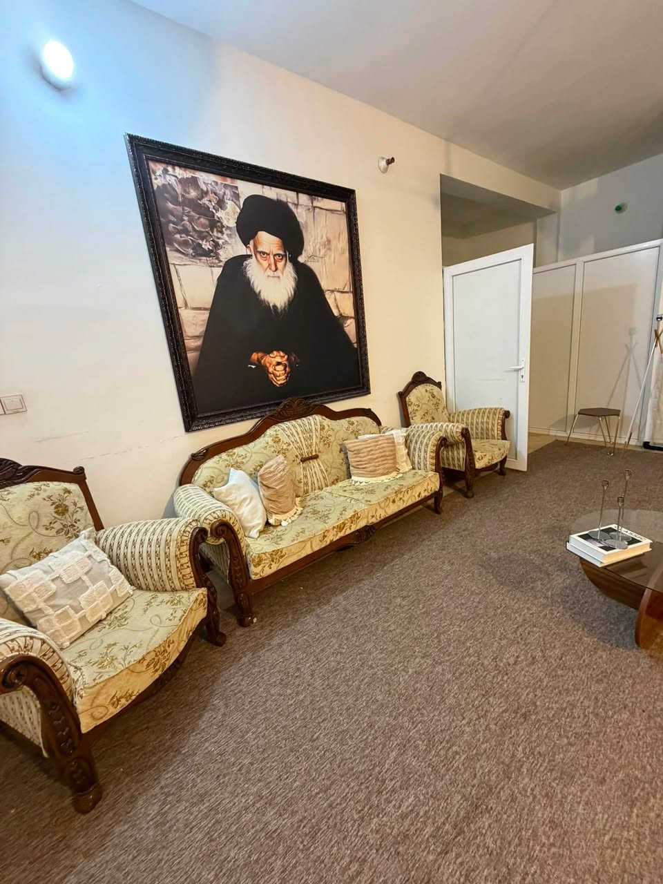 سلام عليكم
تخم ملكي  تركي زان الثقيل
نضافة90/100
متكون من4 كراسي+2ثلاثية
السعر المطلوب525 بي مجال بسيط
للتواصل ***********
