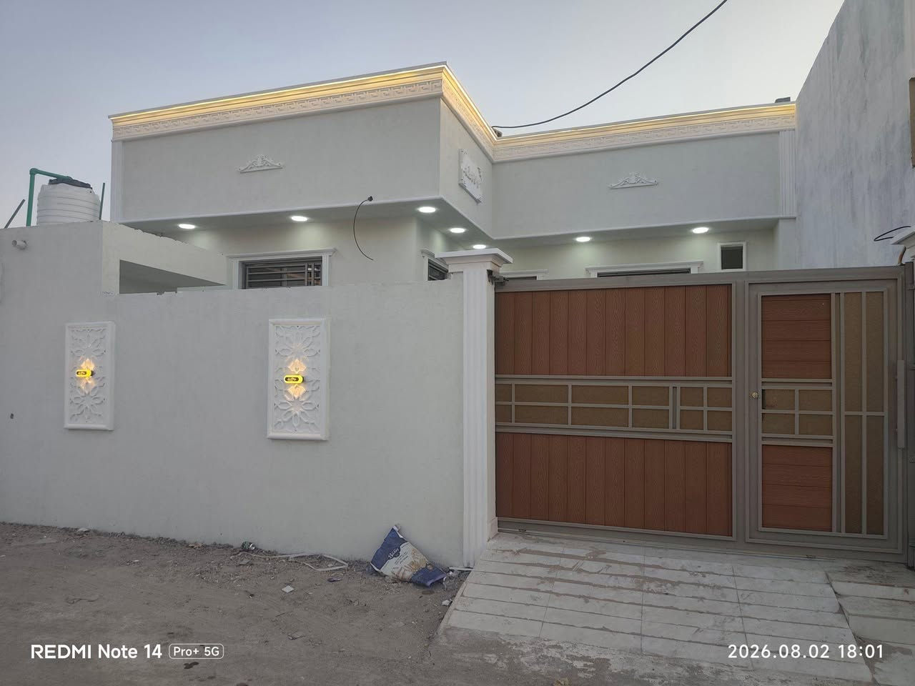 دار+للبيع+المساحه+200+متر+يحتوي+على+اثنين+غرف+خوض+كبير+صاله+كبيره+ديوانيه+مطبخ+صحيات+خارجيه+وداخليه+كراج+كبير+عرض+الشارع+12+متر+قريب+على+شارع+قرب+الدفاع+المدني  للاتصال *********** البصرة, العراق

نص مكتوب في الصور:
- REDMI NOTE 14 Pro+ 5G 2026.08.02 17:59
- REDMI Note 14 Pro+ 5G
- 2026.08.02 18:01
- REDMI Note 14 Pro+ 5G 2026.08.02 18:01