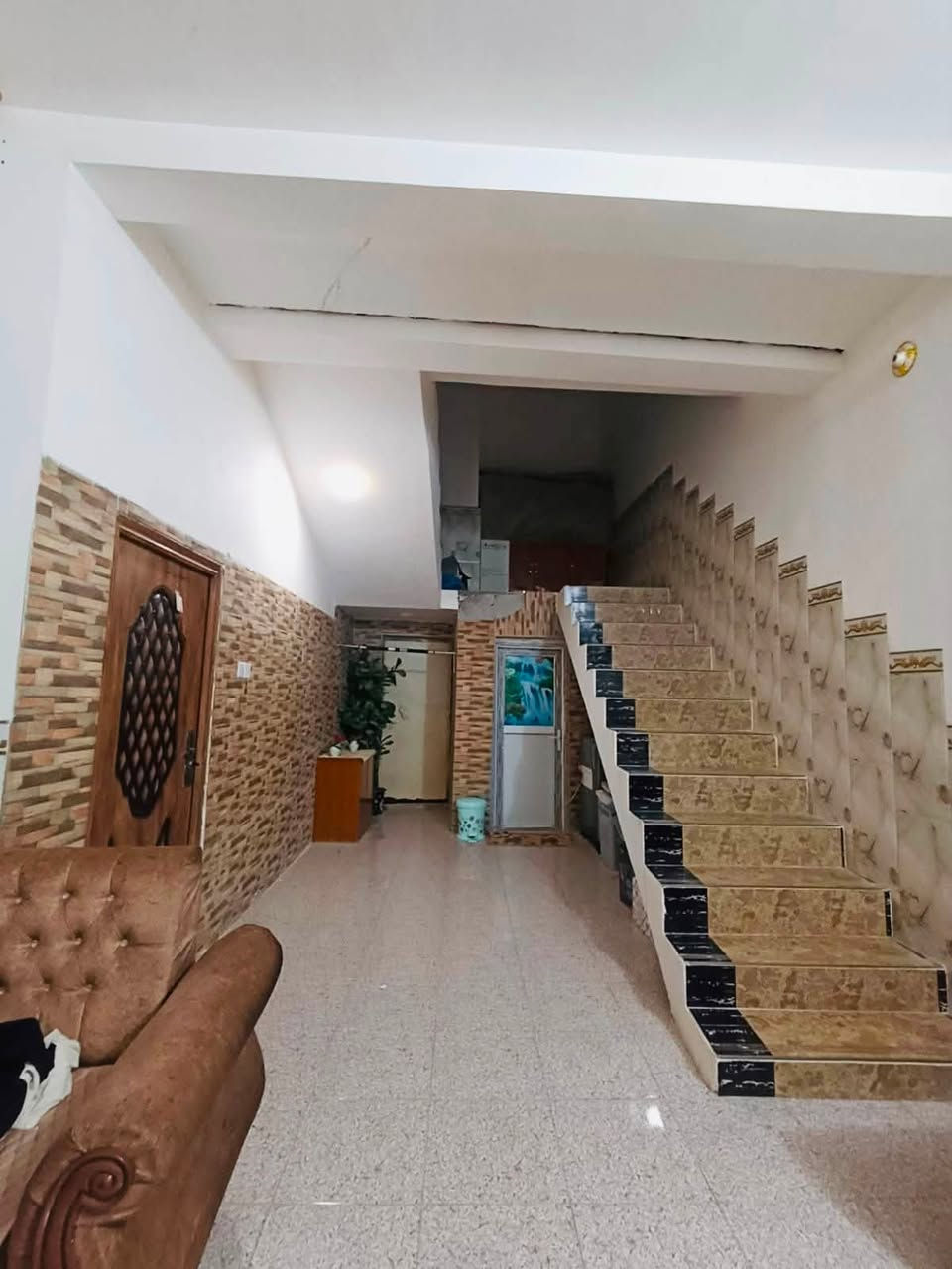 دار سكن للبيع 📍حي السيدة زينب
* المساحة البناء : 150م 
* على ساحة
* غرفة نوم عدد ٢
* صالة
* استقبال
* مطبخ
* صحيات داخلية وخارجية
مكتب النجيماوي📍حي المعلمين مقابيل مطعم كوخ السلطان 
***********
