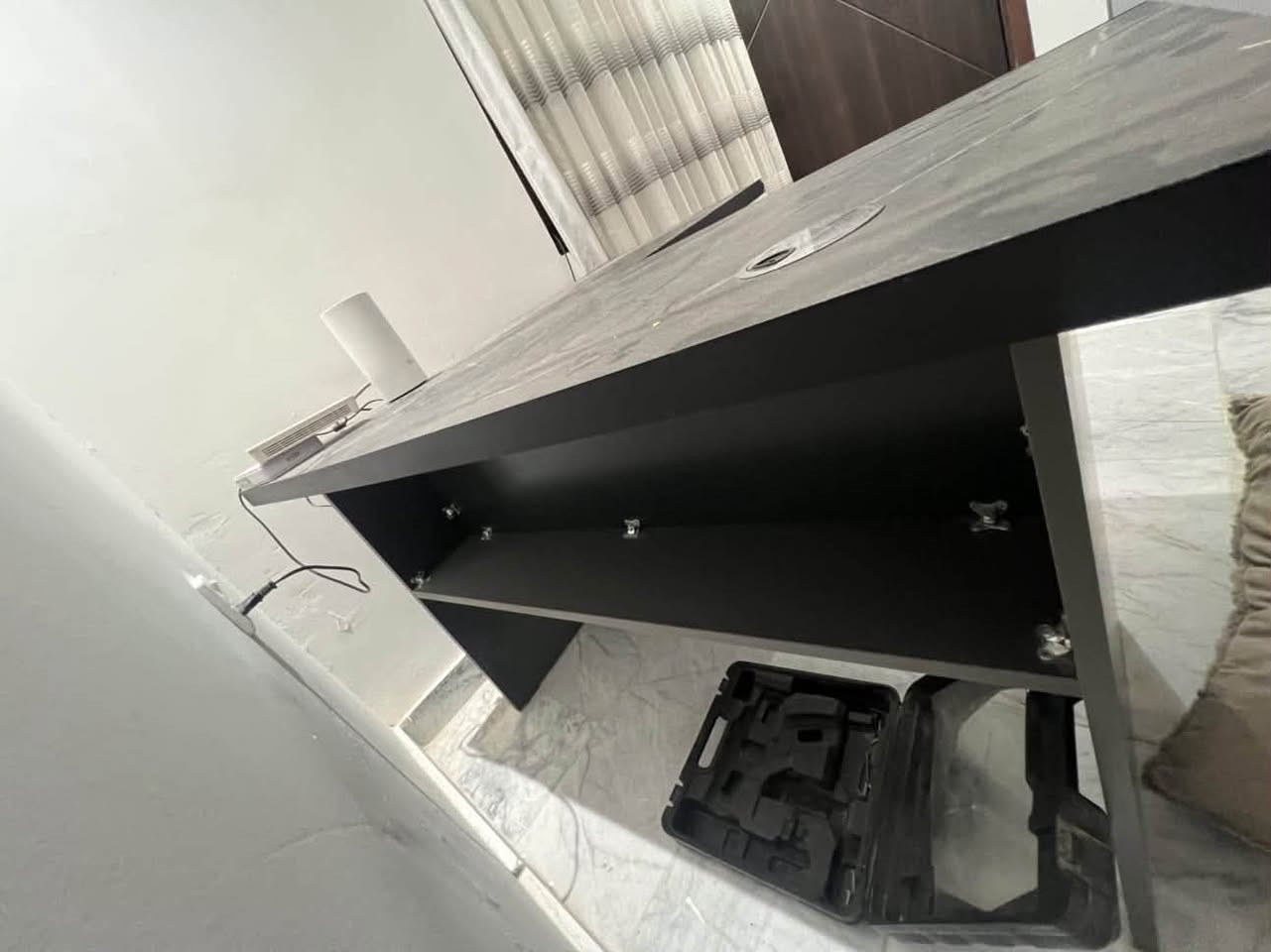ميز مكتبي جديد طوله 145 ب 145 cm
رقم تواصل ***********
