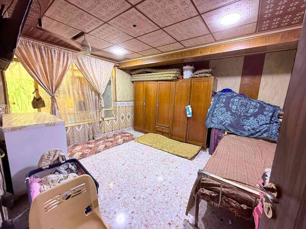 السلام عليكم بيت مساحة ٢٠٠ متر  📍كاطون الرازي قرب مرطبات البلور الفرع ٢   قريب ع شارع العام  بفرع محلات ابو رافد  

لبيت طابو صرف  ط الاول وثاني سقوف ثانويه وط الاول سيراميك وثاني كاشي متكون من 
غرفه نوم طابق الارضي 
واستقبال وصاله ومطبخ  وكلدور وترك 
 وغرفتين نوم طابق ثاني وسطح ❤️
وحديقه 🏡🏡
ومجاري خارجية كامله. كافة الخدمات  والمي ٢٤ ساعه  🚰🚰

 حمامات خارجي وتوليت  شرقي وغربي. 🚽 وحمام داخلي🛁 

السعر ١٤٠ 💵💵وبي مجال بسيط 

التواصل *********** موجود وتساب
