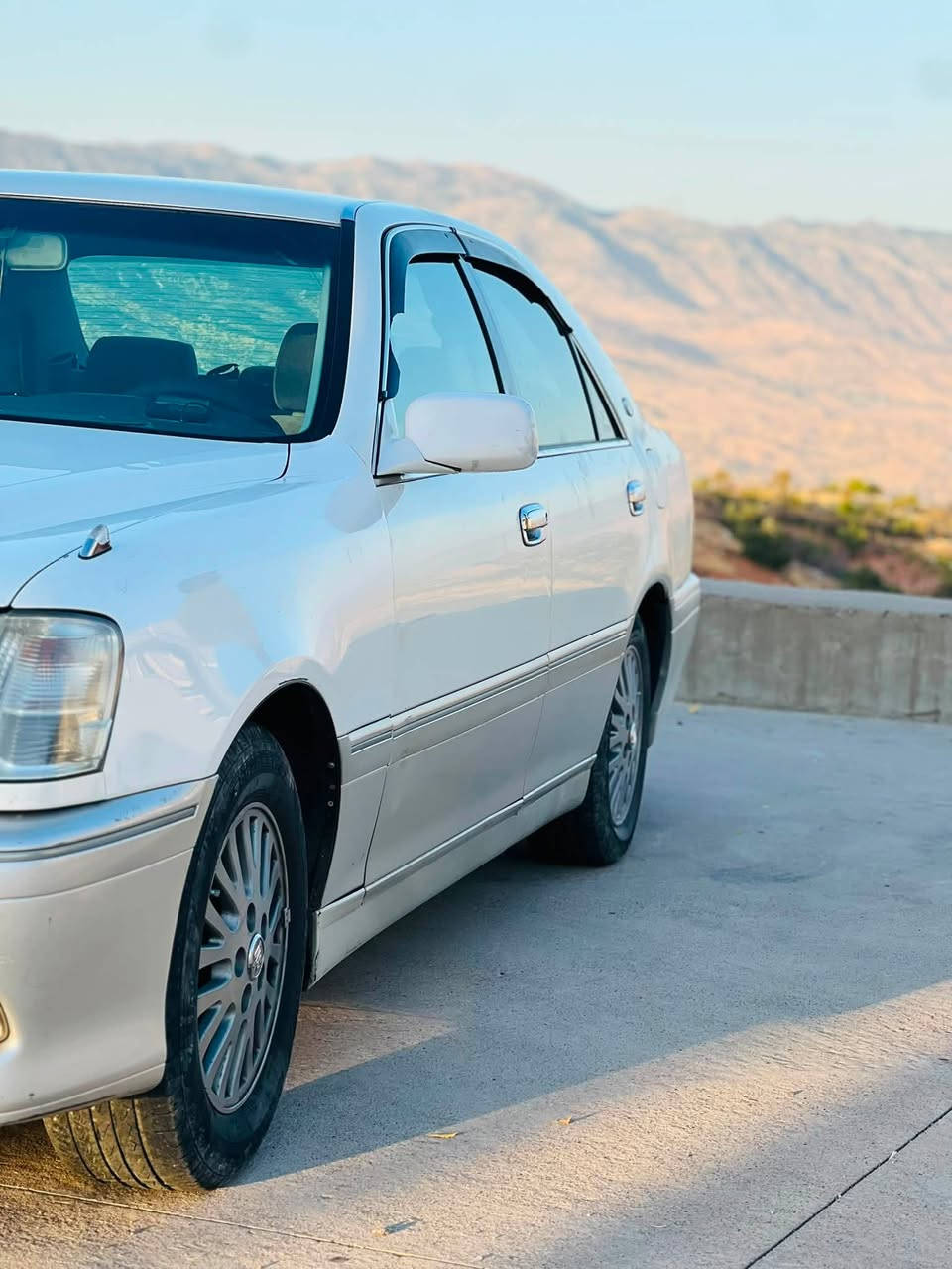 مليكه كراون موديل ٢٠٠٣
بي سبخ  
بي برينو  بي  موز شه ر ت 
سي دوكمه 
كوشن كهـربايي
تبريد سارو كرم 
كيرومكينه شرت
كودي مروري دكه ل دايه  
رقم حفره 
رقم  موبايل ***********
سعر ٦٠$ و مجال
