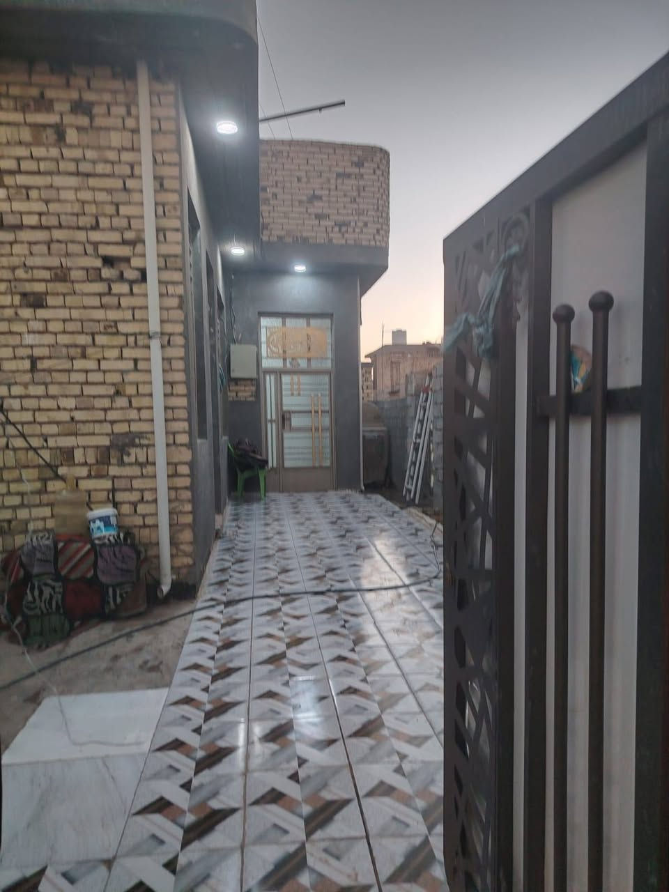 السلام عليكم
بيت طابو زراعي سند ٢٥
تحويل مباشر 
المساحه ٢١٠ متر ركن على شارعين 
عرض الشارع ٨ متر
بناء حديث 
البيت طابوقين الطابق الأول 
غرفتين ٤ ×5 متر
الاستقبال ٤× ٩ متر
المطبخ حار وبارد ٤×٥ متر الطابق الثاني غرفه بناء تربستون مسكوف سندويج
بناء كونكريت مسلح 
السعر ٨٣ مليون وبيه مجال 
الواجهة مطل على مجمع سيد حسين السعبري 
الارض مقابيله طابو صرف 
للاستفسار والاتصال على الرقم التالي *********** أو مراجعه مكتب دلاليه سيد عيد للعقارات شارع ٦٠
مقابيل اسواق ابو العبد شارع علي قماره
