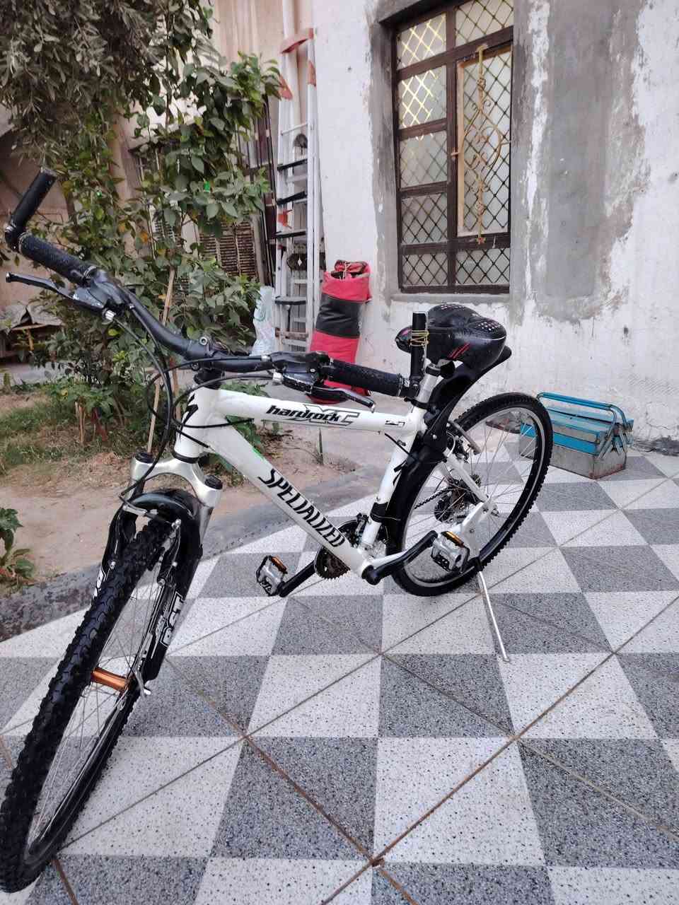 السلام عليكم
بايسكل للبيع

النوع: *SPECIALIZED Hardrock* اصلي امريكي
الحجم: 26 جبلي
المواصفات:
- شاصي المنيوم خفيف ونظيف لون ابيض
- دبلات امامية RST شغالات
- كير شيمانو 21 سرعة ( 3 امام 7 خلف ) 
- بريك V امامي خلفي
- تايرات جديدة دبل عريض مال جبلي
- كرسي طبي مريح + طينيات + ستاند

الحالة: نظيف كلش وشغال مابي اي نقص، بس اغسله وتطلع بيه

السعر: [200وبي مجال ] وبيه مجال بسيط

للتواصل: [رقمك]

--***********-
