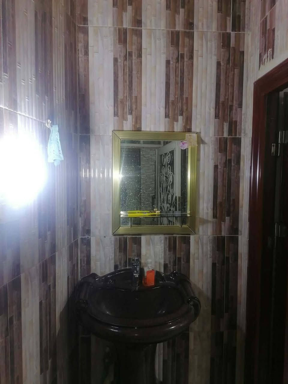 بيت للبيع طابو زراعي مساحة 145 متر 
طابقين الطابق الاول (صاله+ استقبال+2 غرف نوم + مطبخ+ مناور 2+ صحيات 
الطابق الثاني
(2 غرف نوم + صحيات) 
الأساس والسقف صب كونكريت 
البناء طابوق 
الموقع مجمع سادة الحبوبي شارع المطار القديم فرع صيدلية الالفه 
السعر 60وبي مجال 
للأستفسار *********** النجف, العراق
