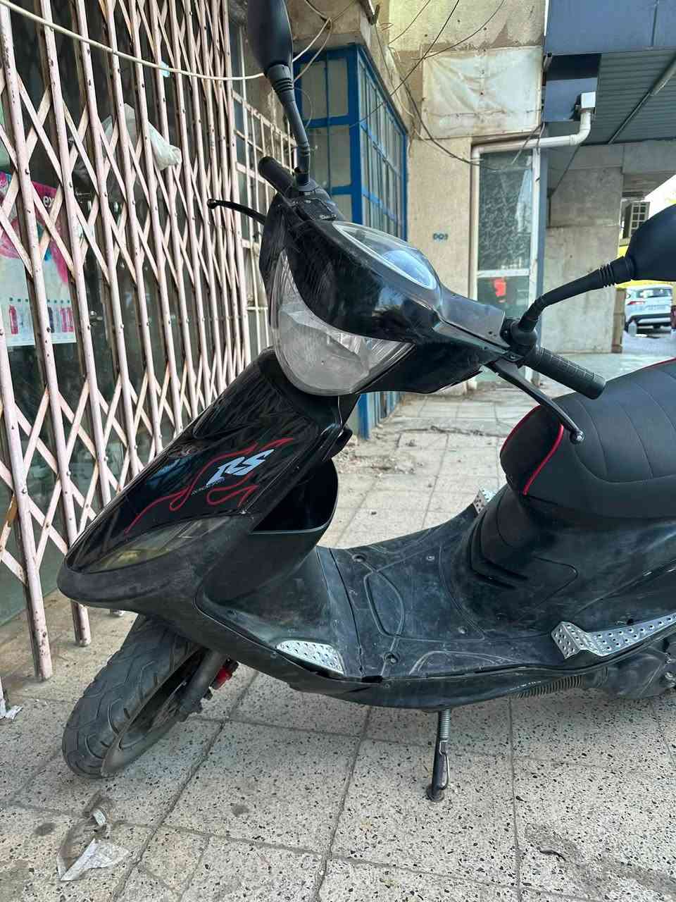 السلام وعليكم ماكس عدلة نضيفة رمبة قبل ٣ اشهر منزلها كهربائيات كلها شغاله انارة دشبول لونين عالي ناصي اشاير كلة شغال دراجة شلعة ومعدل خير من الله نكرة سلف وهندر بأي وكت مستعجل ع بيعتها سعرها ٥٥٠ الف وبيها مجال بسيط وياها المنفيس مالتها مكاني بغداد الشعب حي البساتين متواجد خاص 
نقصها ستاند تعليك مكسور والكفرات يرادلهن ضب 
***********
