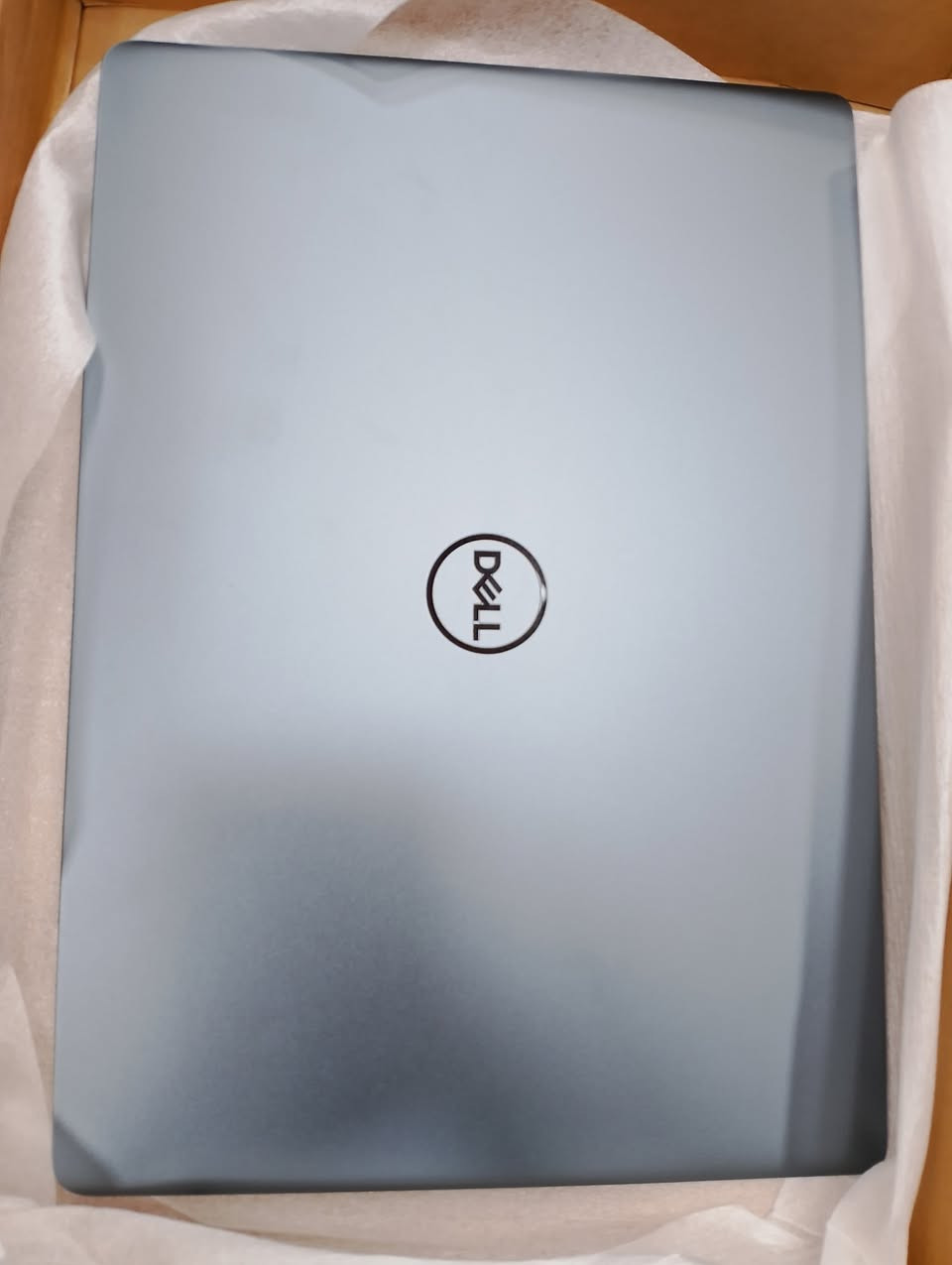 الغطاء الخلفي لشاشة لاب توب (LCD Back Cover)، وتحديداً لجهاز Dell Vostro 5481 / 5581 
بسعر 15 الف 
يوجد توصيل لجميع المحافظات 🛵 
***********

