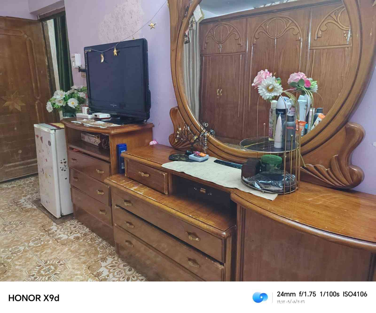 السلام عليكم الغرفه للبيع سعرها600وبيها 
***********
