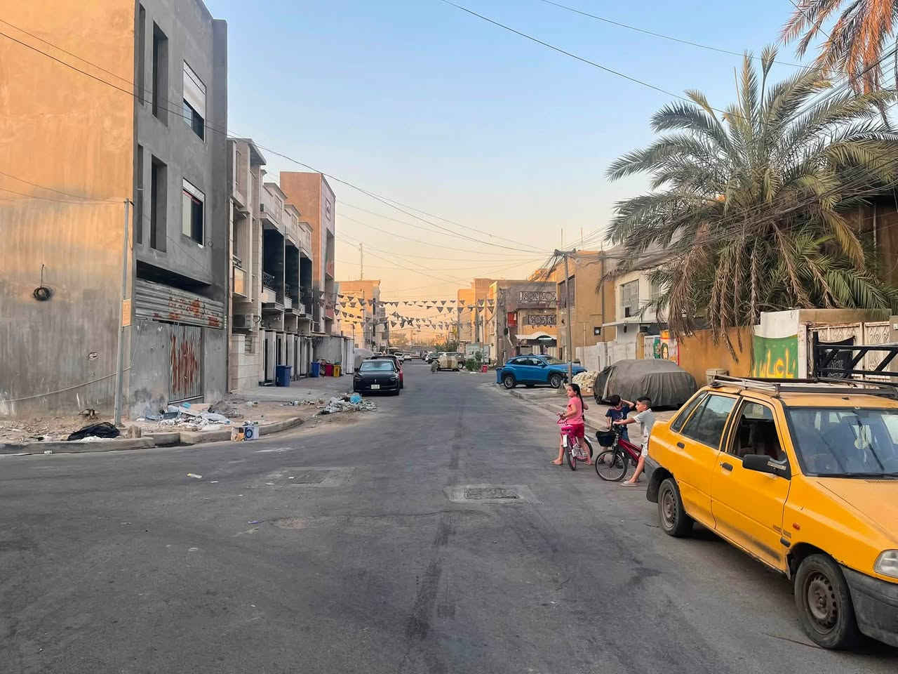 للبيع دار قديم تفليش يعتبر ارض المساحه 187.5 الواجهه 7.5 والنزال 25 سند مفرز مستقل ( باسم شخص واحد ) وحالياً مستأجر بالشهر مليون وميه يسلم فارغ حسب طلب المشتري الموقع شارع فلسطين العقاري محله 502 قرب شارع الخيمه الفرع عريض ونافذ للاتصال *********** او *********** شركة الخيمه للعقار
