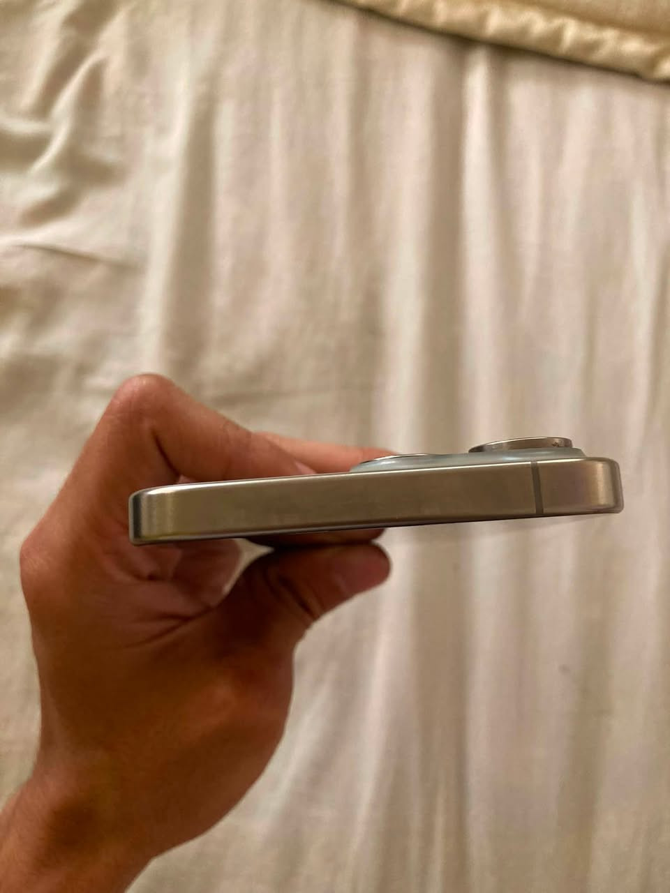 ‼️iPhone 15 Pro Max
اسلام عليكم ايفون 15 pro max للبيع 
بطارية 🔋 84 
الذاكرة 256GB 
اللون :- تيتانيوم 
شرق اوسط 🗺️
الجهاز جداً نظيف كما موضح بالصور ممفتوح ممتبدل بي اي شغلة ممكسور 
السعر مليون 1,000,000 بي مجال قليل لان كارتونته ضايعة
عنواني : بغداد ، الكرادة داخل  
رقم واتساب *********** فقط
